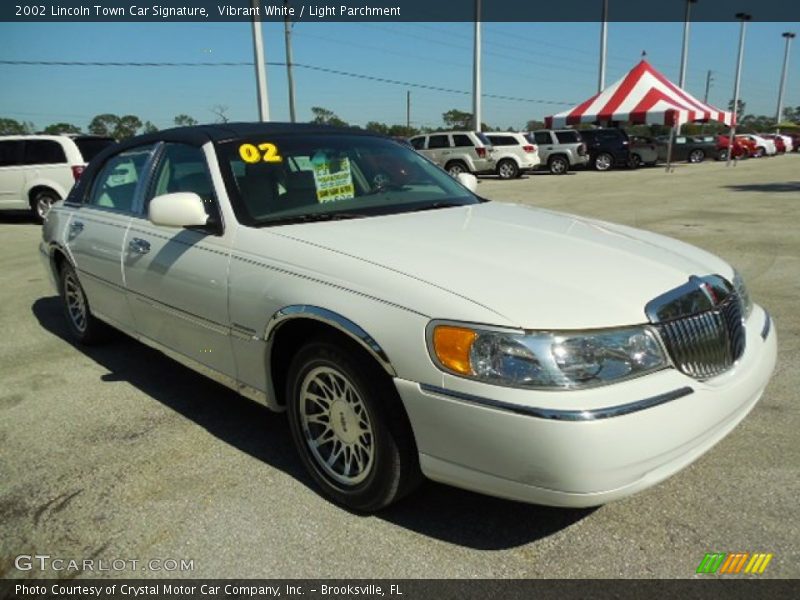 Vibrant White / Light Parchment 2002 Lincoln Town Car Signature