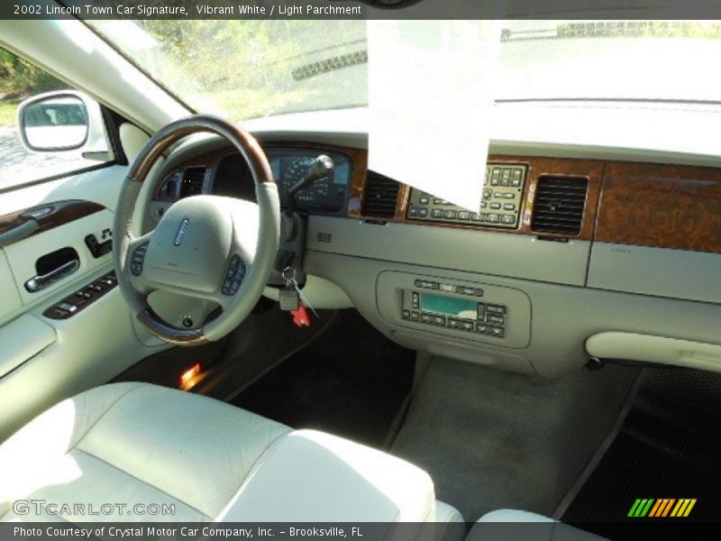 Vibrant White / Light Parchment 2002 Lincoln Town Car Signature
