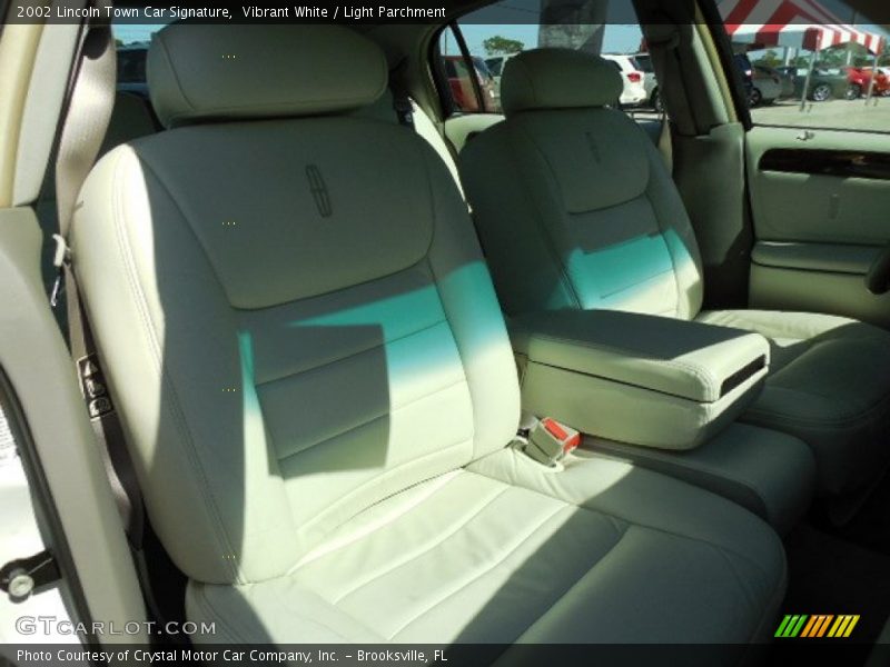 Vibrant White / Light Parchment 2002 Lincoln Town Car Signature