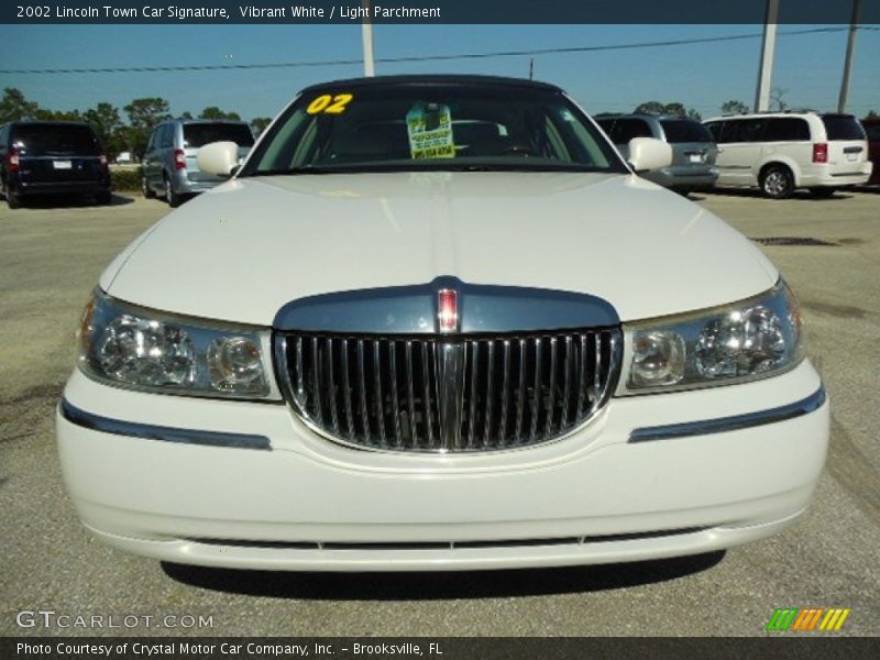 Vibrant White / Light Parchment 2002 Lincoln Town Car Signature
