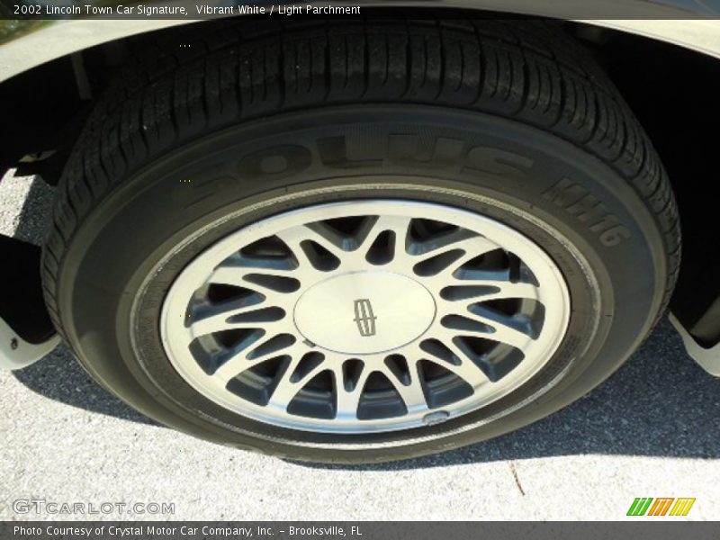 Vibrant White / Light Parchment 2002 Lincoln Town Car Signature