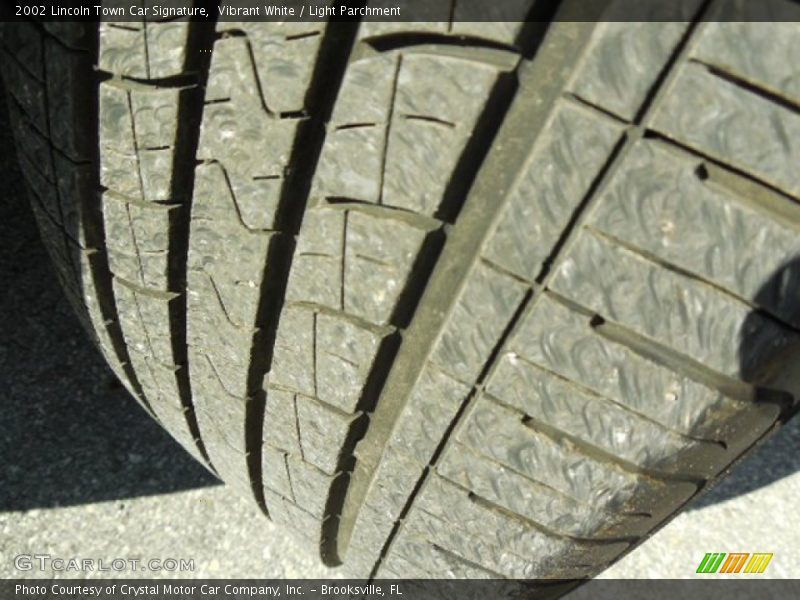Vibrant White / Light Parchment 2002 Lincoln Town Car Signature