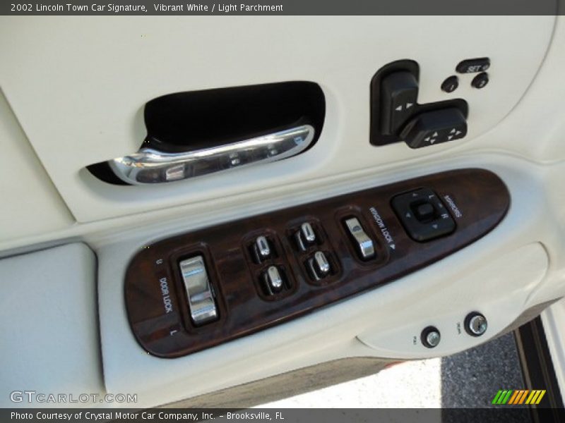 Vibrant White / Light Parchment 2002 Lincoln Town Car Signature