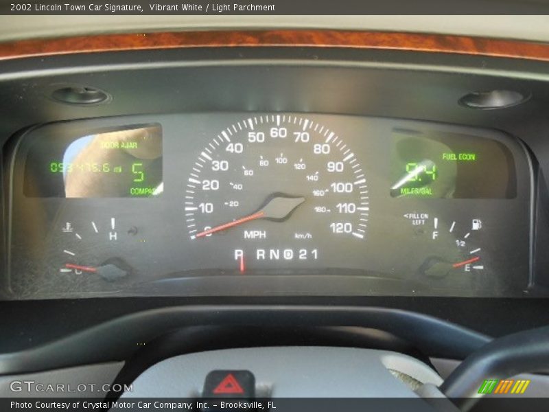 Vibrant White / Light Parchment 2002 Lincoln Town Car Signature