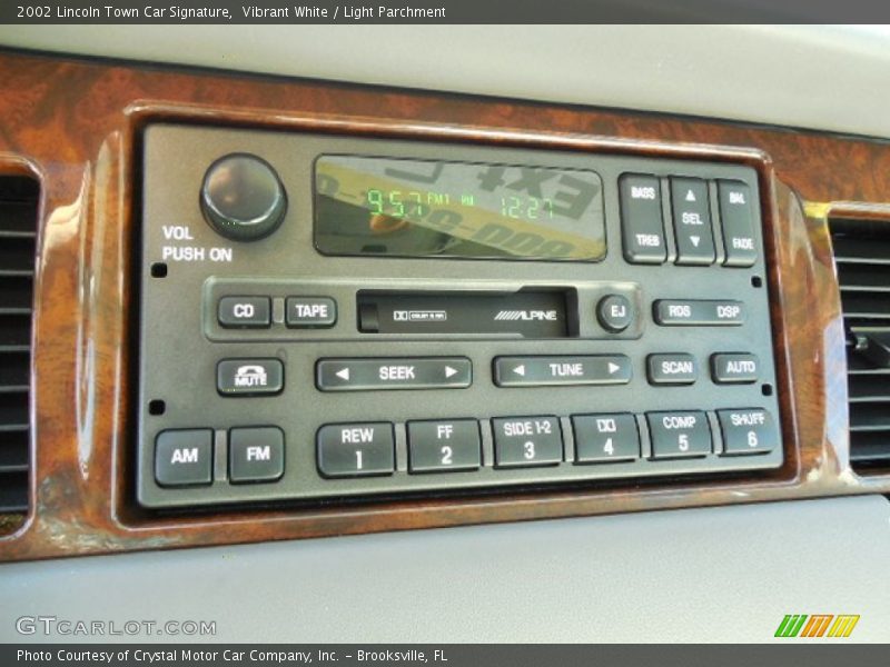 Vibrant White / Light Parchment 2002 Lincoln Town Car Signature