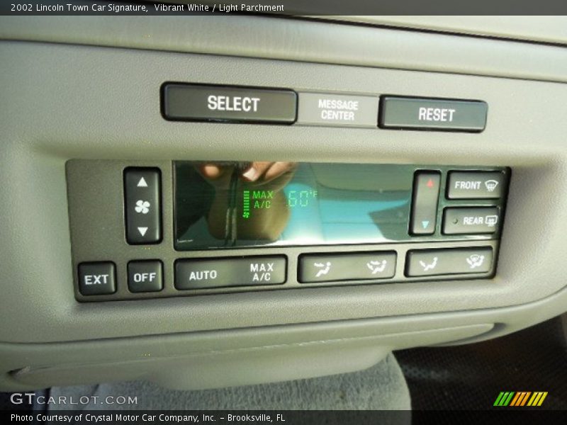 Vibrant White / Light Parchment 2002 Lincoln Town Car Signature