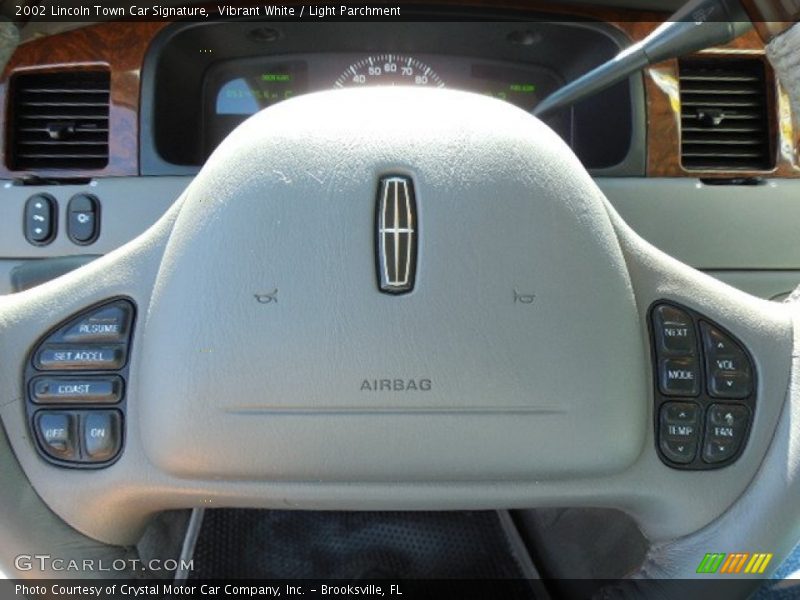 Vibrant White / Light Parchment 2002 Lincoln Town Car Signature