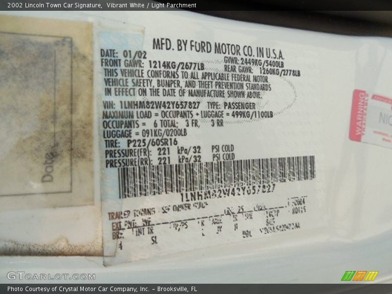 Vibrant White / Light Parchment 2002 Lincoln Town Car Signature