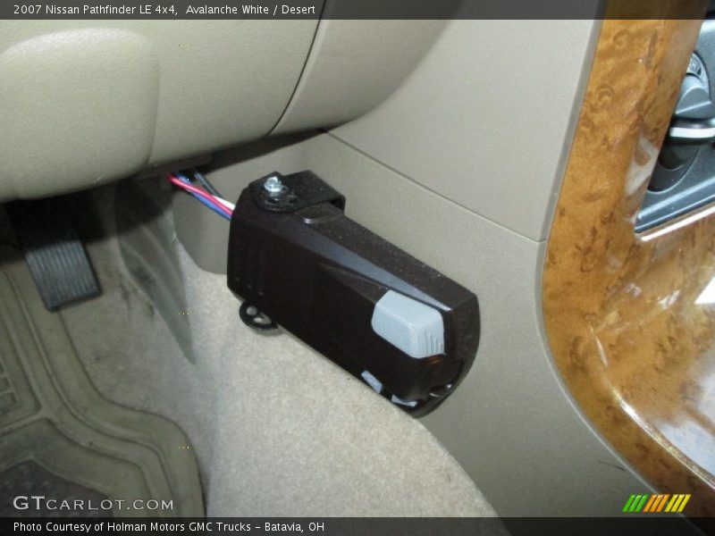 Avalanche White / Desert 2007 Nissan Pathfinder LE 4x4