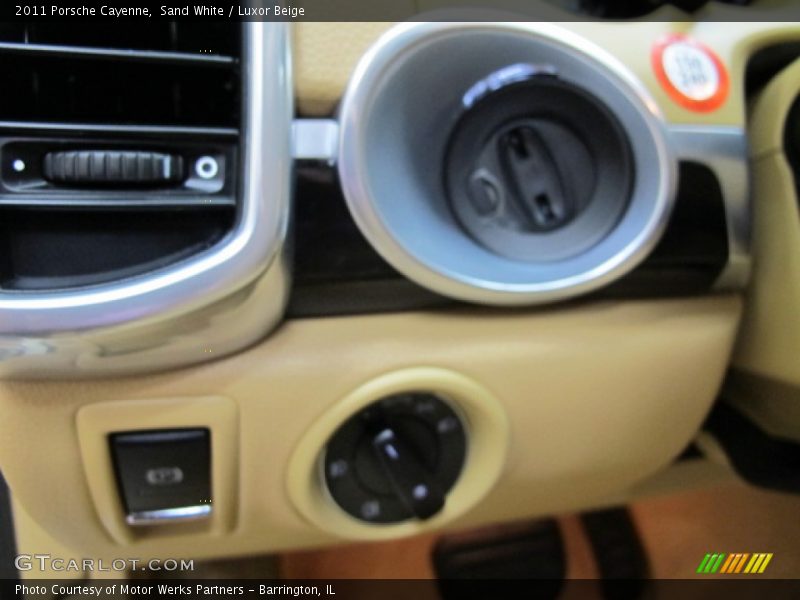 Sand White / Luxor Beige 2011 Porsche Cayenne