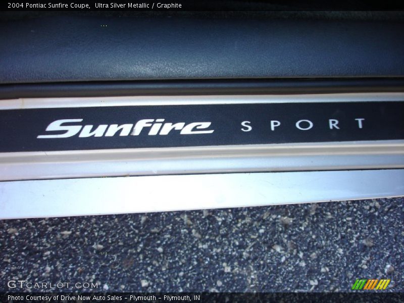 Ultra Silver Metallic / Graphite 2004 Pontiac Sunfire Coupe