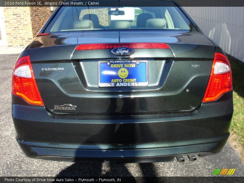Atlantis Green Metallic / Camel 2010 Ford Fusion SE