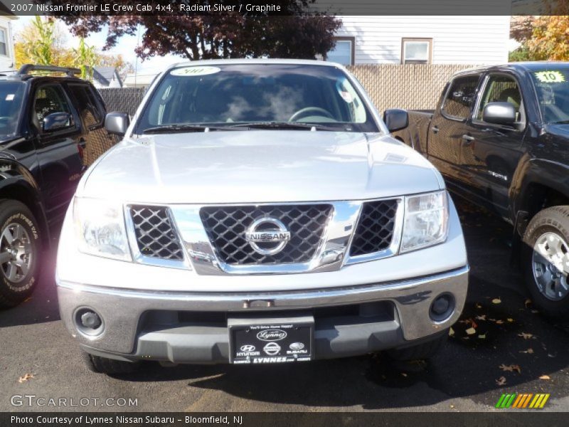Radiant Silver / Graphite 2007 Nissan Frontier LE Crew Cab 4x4