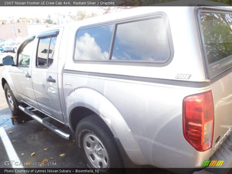 Radiant Silver / Graphite 2007 Nissan Frontier LE Crew Cab 4x4