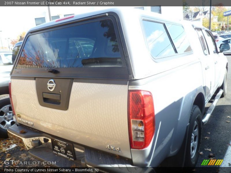 Radiant Silver / Graphite 2007 Nissan Frontier LE Crew Cab 4x4
