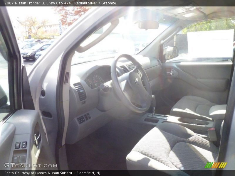 Radiant Silver / Graphite 2007 Nissan Frontier LE Crew Cab 4x4