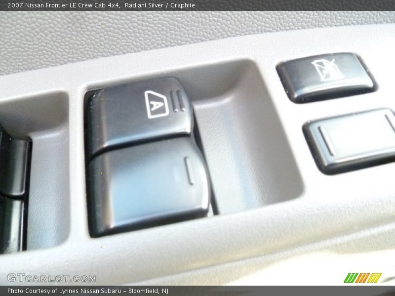 Radiant Silver / Graphite 2007 Nissan Frontier LE Crew Cab 4x4