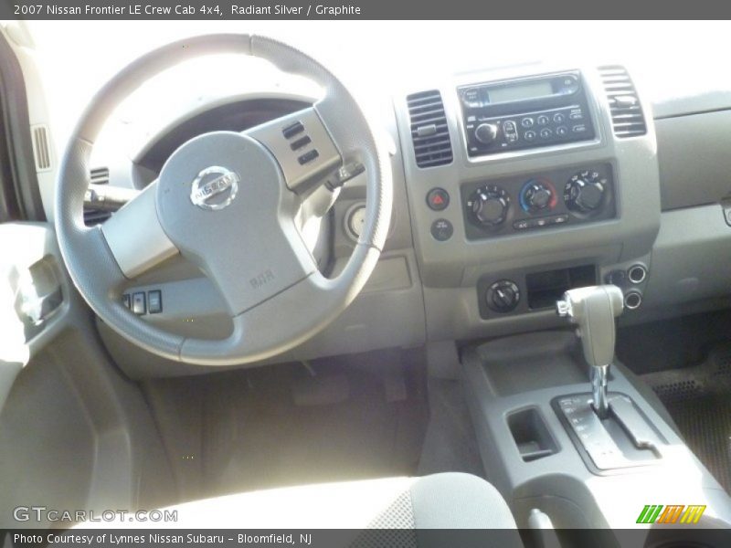 Radiant Silver / Graphite 2007 Nissan Frontier LE Crew Cab 4x4
