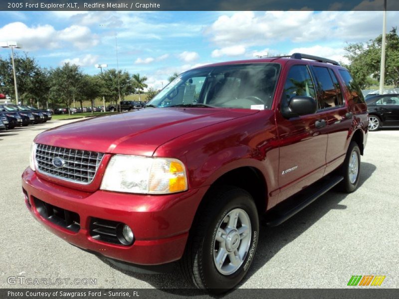 Front 3/4 View of 2005 Explorer XLT