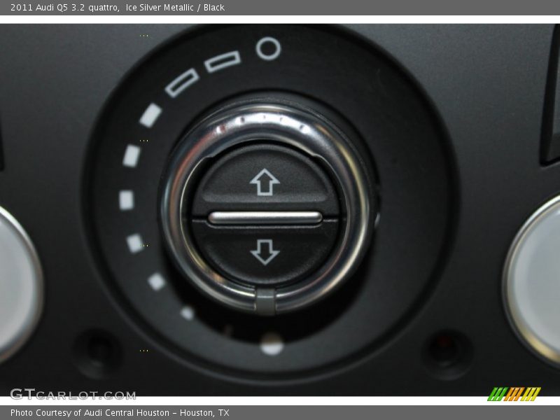 Ice Silver Metallic / Black 2011 Audi Q5 3.2 quattro