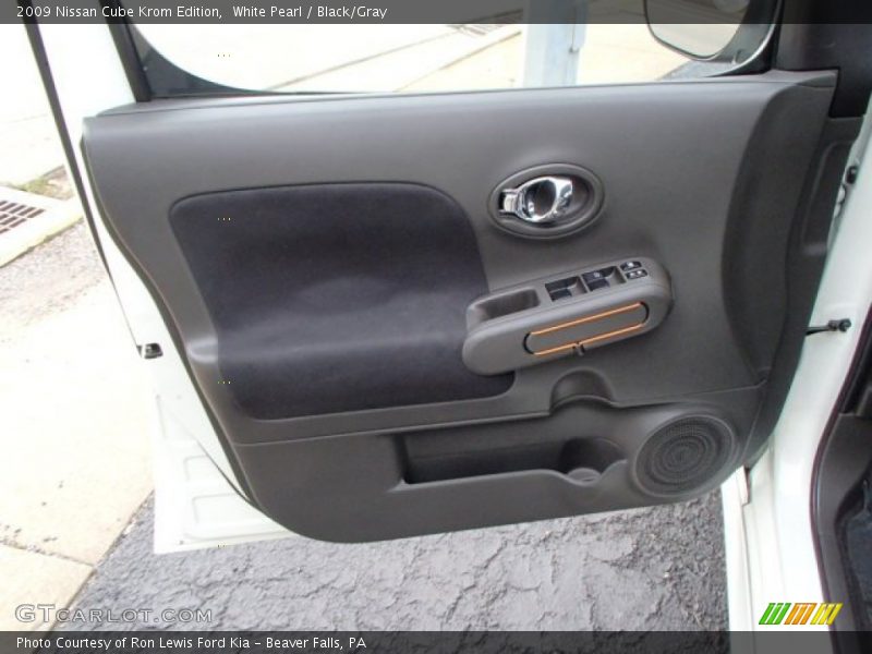 White Pearl / Black/Gray 2009 Nissan Cube Krom Edition