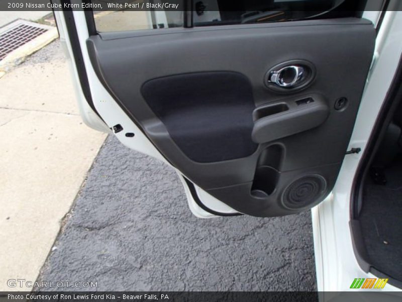 White Pearl / Black/Gray 2009 Nissan Cube Krom Edition