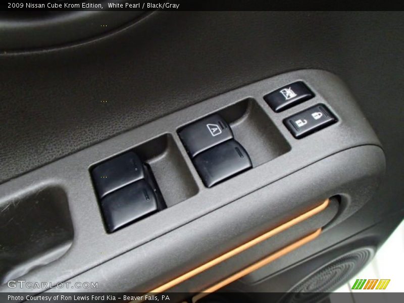White Pearl / Black/Gray 2009 Nissan Cube Krom Edition