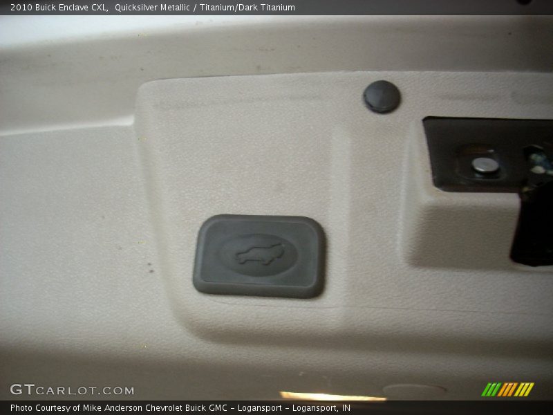 Quicksilver Metallic / Titanium/Dark Titanium 2010 Buick Enclave CXL