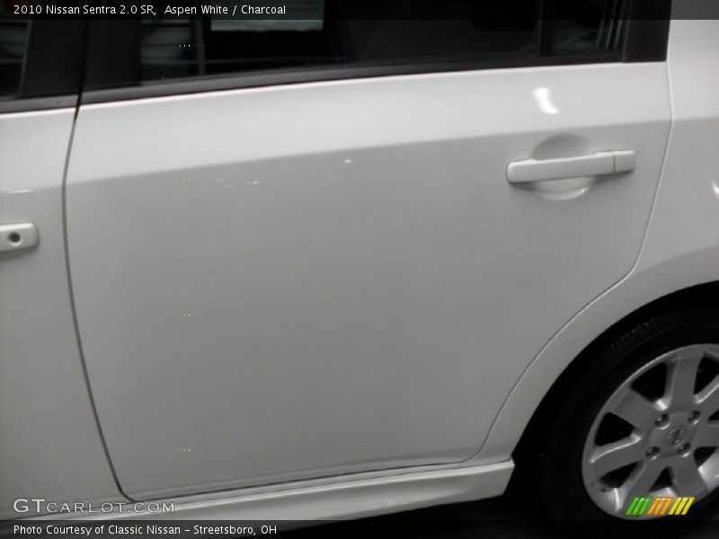 Aspen White / Charcoal 2010 Nissan Sentra 2.0 SR