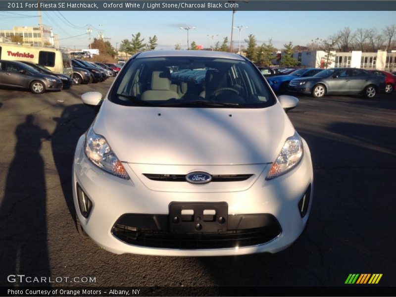 Oxford White / Light Stone/Charcoal Black Cloth 2011 Ford Fiesta SE Hatchback
