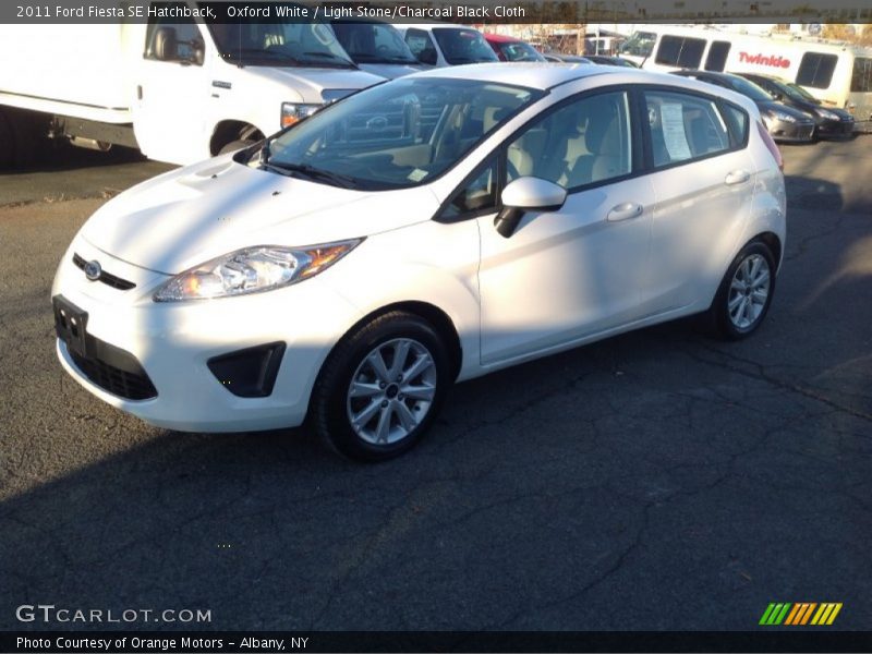 Oxford White / Light Stone/Charcoal Black Cloth 2011 Ford Fiesta SE Hatchback