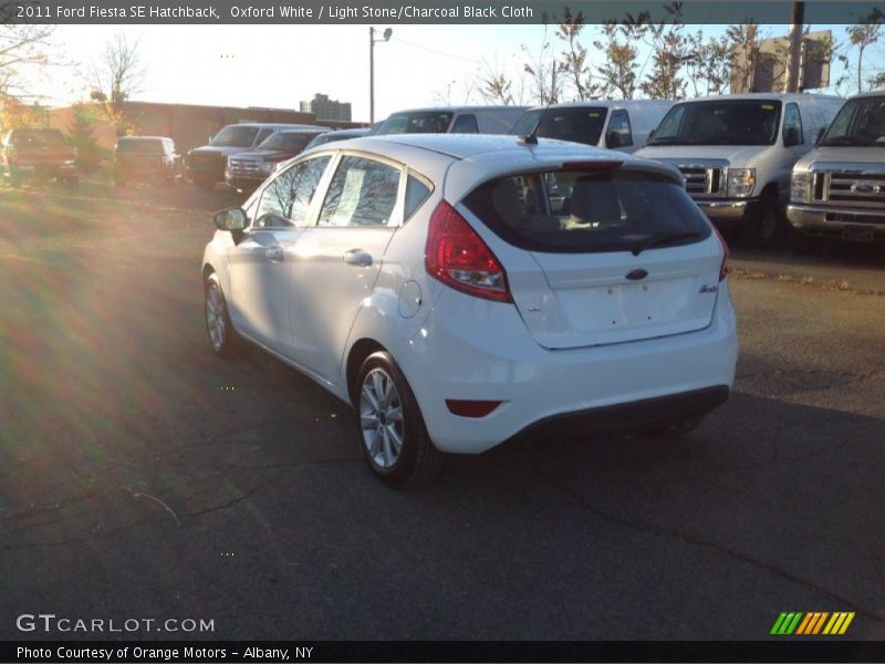 Oxford White / Light Stone/Charcoal Black Cloth 2011 Ford Fiesta SE Hatchback