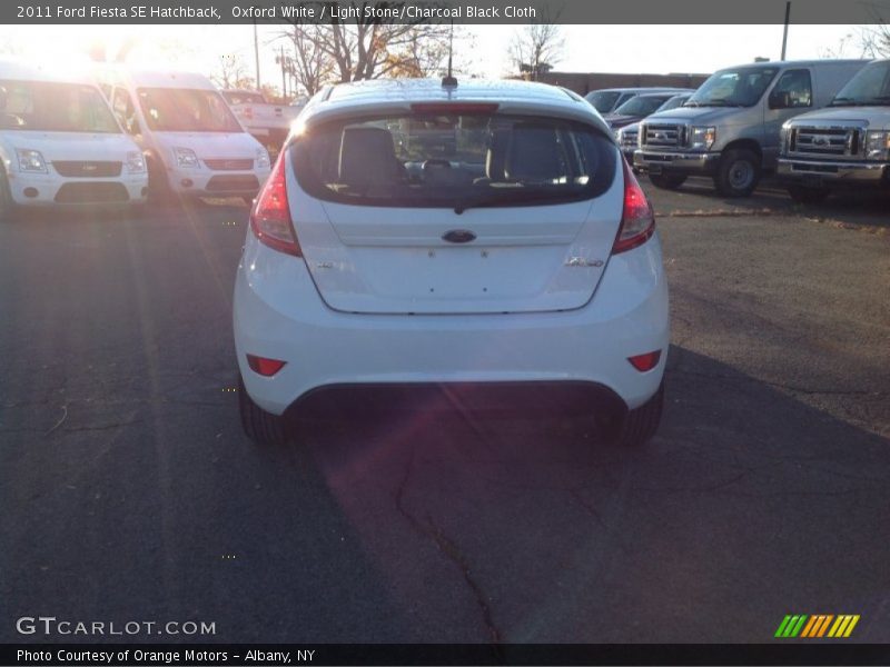 Oxford White / Light Stone/Charcoal Black Cloth 2011 Ford Fiesta SE Hatchback