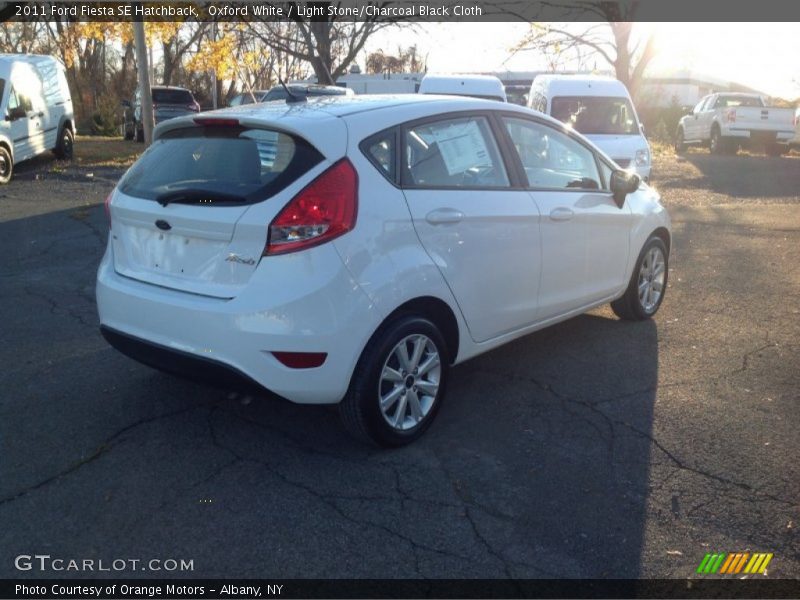 Oxford White / Light Stone/Charcoal Black Cloth 2011 Ford Fiesta SE Hatchback