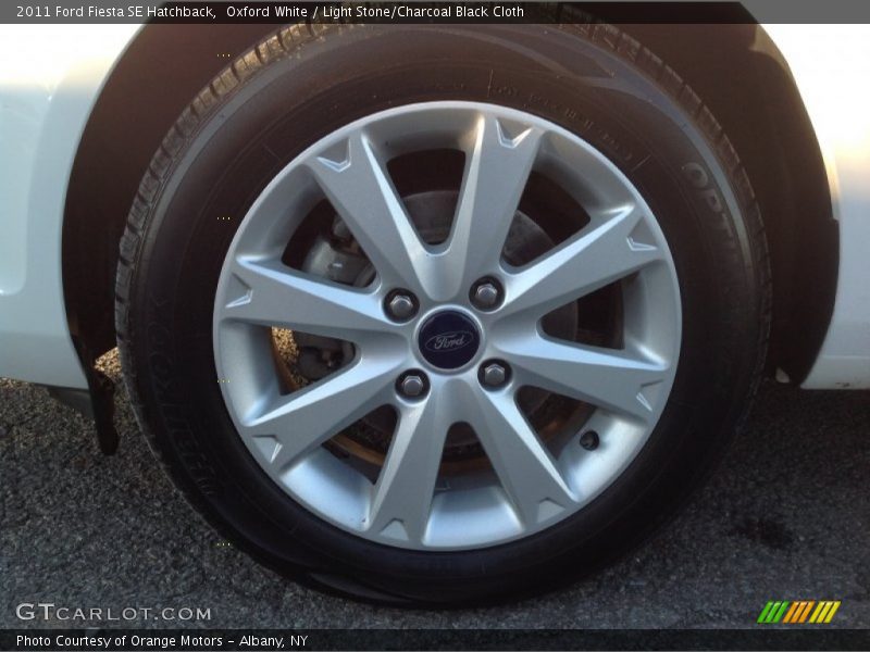 Oxford White / Light Stone/Charcoal Black Cloth 2011 Ford Fiesta SE Hatchback
