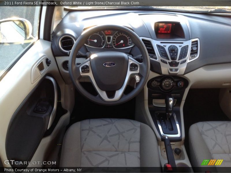 Oxford White / Light Stone/Charcoal Black Cloth 2011 Ford Fiesta SE Hatchback