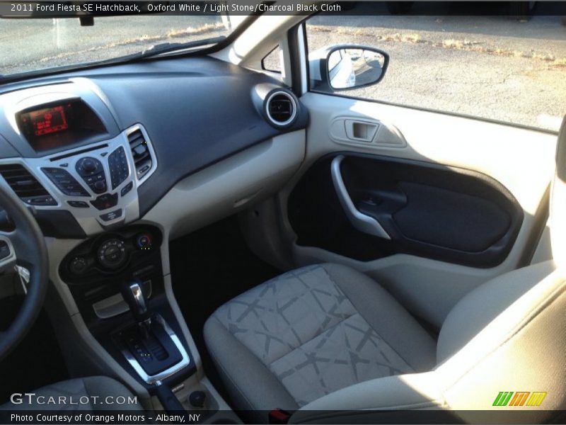 Oxford White / Light Stone/Charcoal Black Cloth 2011 Ford Fiesta SE Hatchback