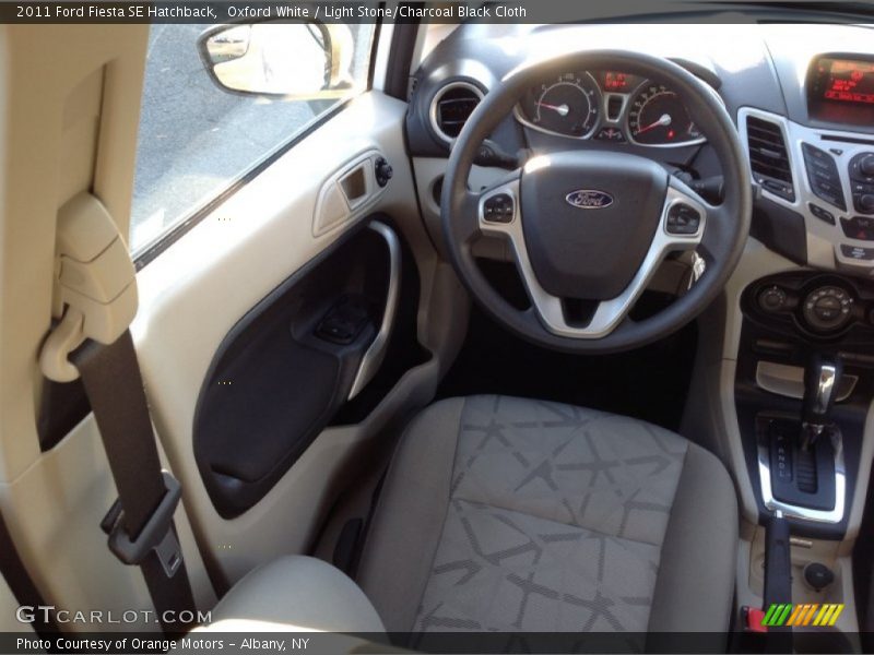 Oxford White / Light Stone/Charcoal Black Cloth 2011 Ford Fiesta SE Hatchback