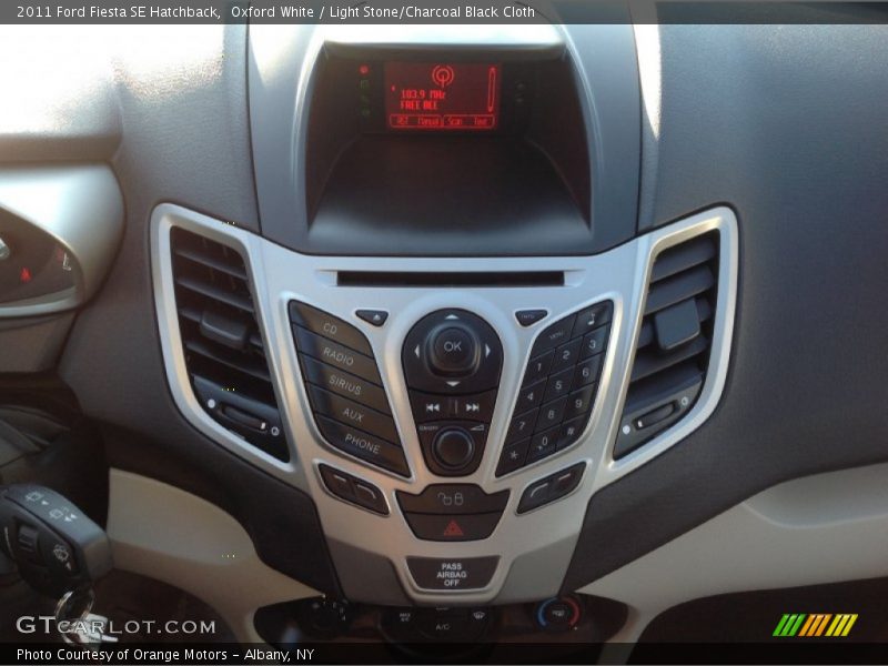 Oxford White / Light Stone/Charcoal Black Cloth 2011 Ford Fiesta SE Hatchback