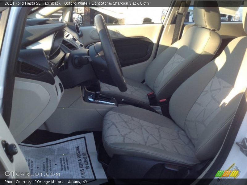 Oxford White / Light Stone/Charcoal Black Cloth 2011 Ford Fiesta SE Hatchback