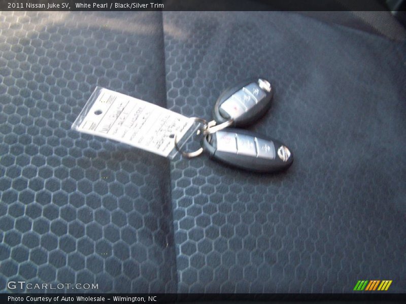 White Pearl / Black/Silver Trim 2011 Nissan Juke SV