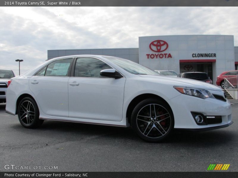 Super White / Black 2014 Toyota Camry SE