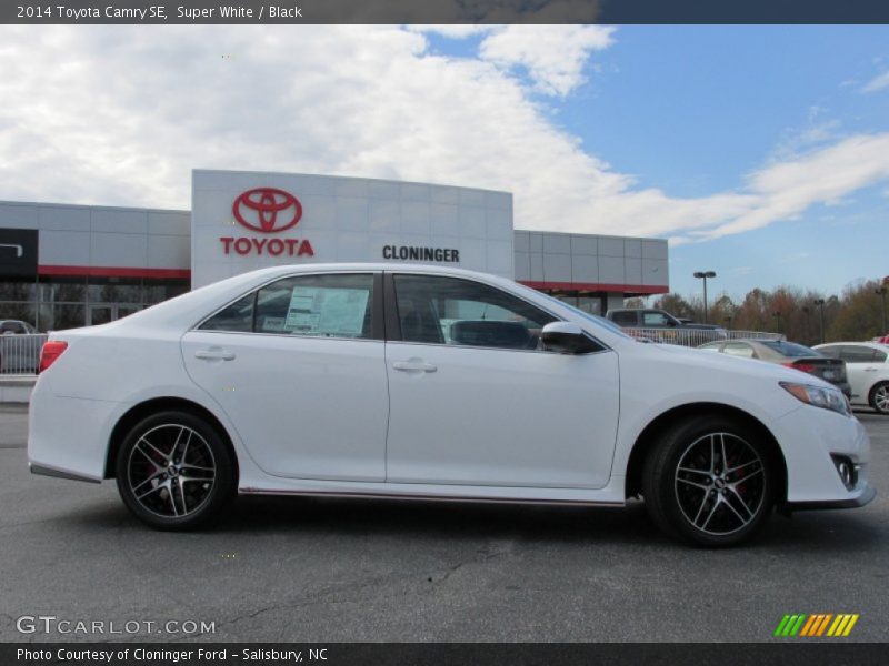 Super White / Black 2014 Toyota Camry SE