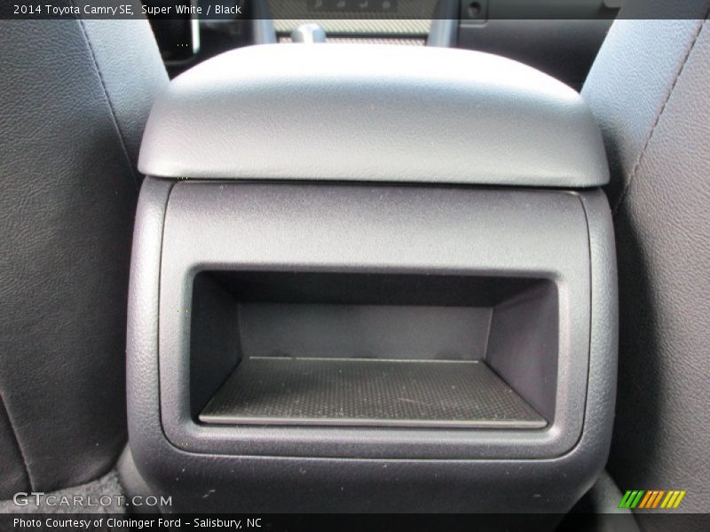 Super White / Black 2014 Toyota Camry SE