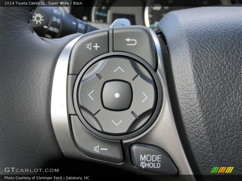 Super White / Black 2014 Toyota Camry SE