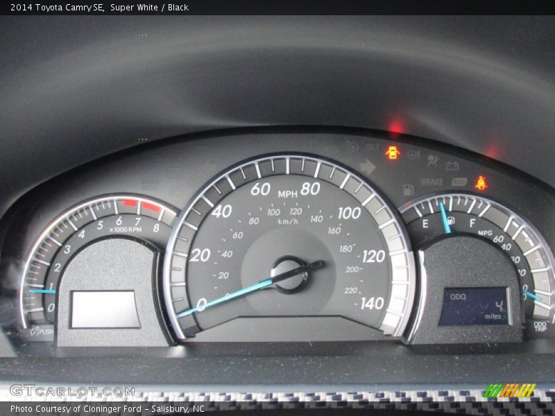 Super White / Black 2014 Toyota Camry SE