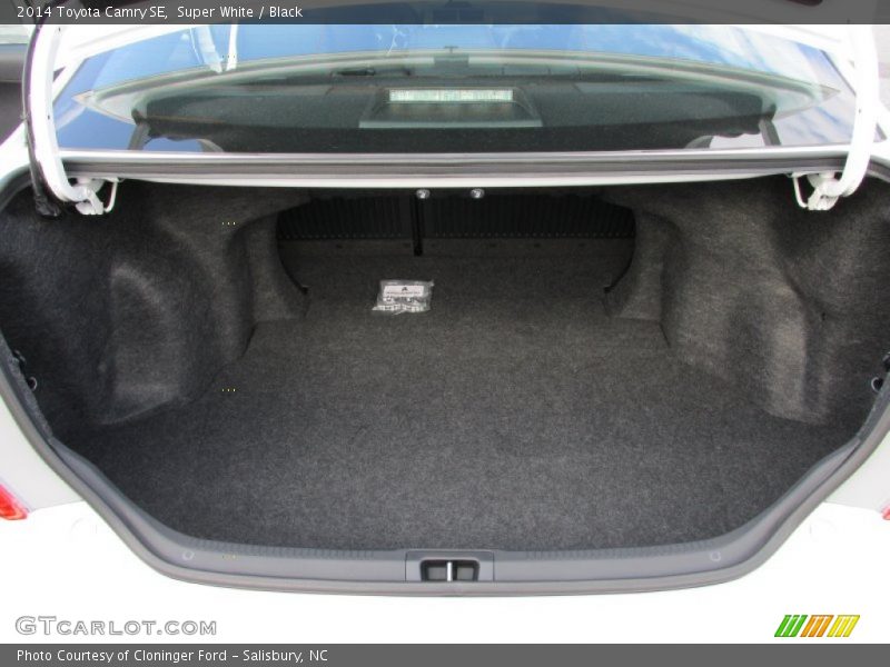 Super White / Black 2014 Toyota Camry SE