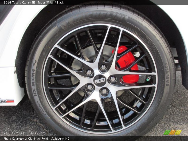 Super White / Black 2014 Toyota Camry SE