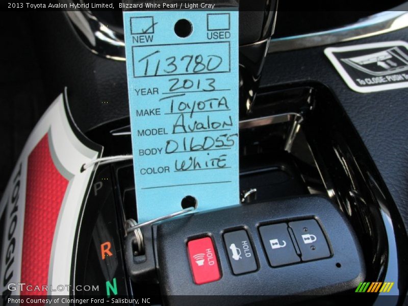 Blizzard White Pearl / Light Gray 2013 Toyota Avalon Hybrid Limited