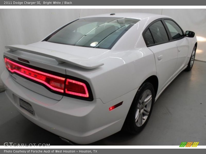 Bright White / Black 2011 Dodge Charger SE